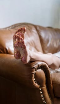 glitzer-karneval-e-cottonbrostudio-230111-700x1209-1 Nach Karneval muss niemand mit Glitzer an den Füßen aufwachen.