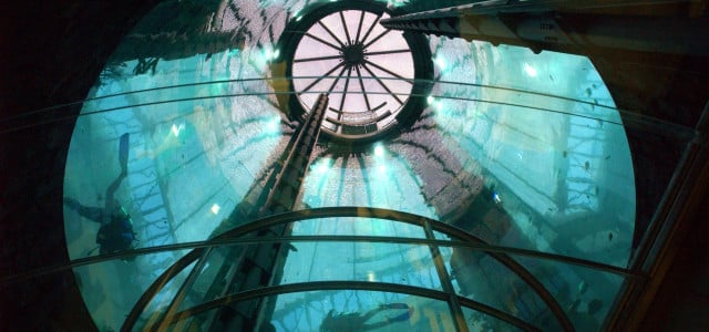 Berlin: Zwei Taucher sind durch das gläserne Dach des Fahrstuhls im Aquarium Aquadome des Sea Life im Foyer des künftigen Radisson SAS Hotel in Berlin zu sehen.