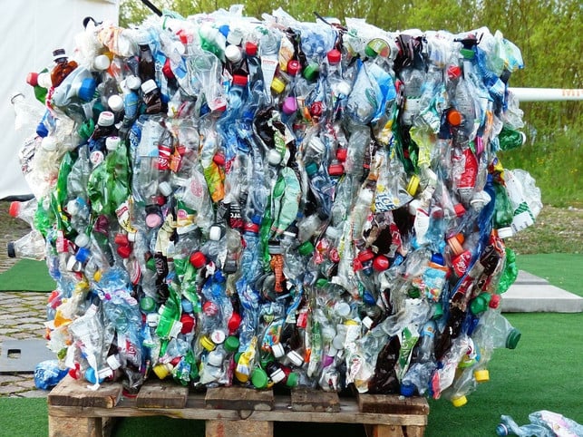 so-sieht-ein-ballen-von-pet-flaschen-vor-dem-pet-r-cc0-pixabay-hans-200928_download So sieht ein Ballen von PET-Flaschen vor dem PET-Recycling aus.