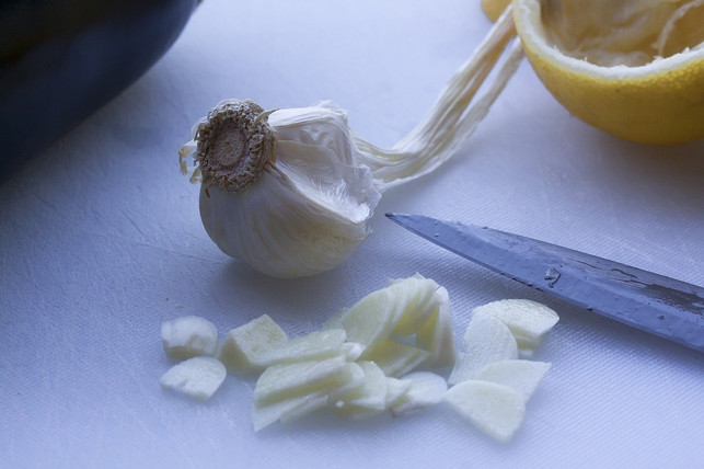 erst-wenn-du-knoblauch-zerkleinerst-wird-das-alli-cc0-pixabay-stux-231103_download Erst wenn du Knoblauch zerkleinerst, wird das Allicin durch ein Enzym gebildet.