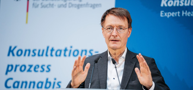 Karl Lauterbach (SPD), Bundesminister für Gesundheit, spricht bei der Expertenanhörung zur Vorbereitung der geplanten kontrollierten Abgabe von Cannabis an Erwachsene in Deutschland.