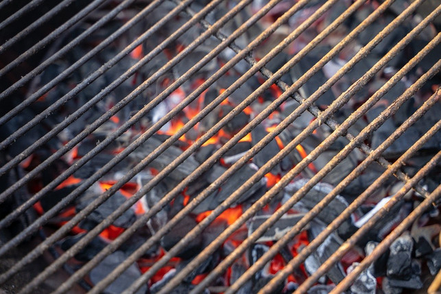 frischgebackenes-brot-vom-grill-grillbrot-ist-gan-cc0-pixabay-thorstenf-200608_download Zu Grillbrot kannst du gut andere Speisen vom Grill genießen.