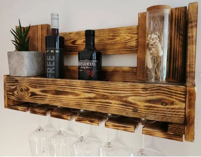 Wandregal-Europalette-Gmanufacture-Etsy-1512022 Das Wandregal aus Europaletten ist vielseitig einsetzbar.