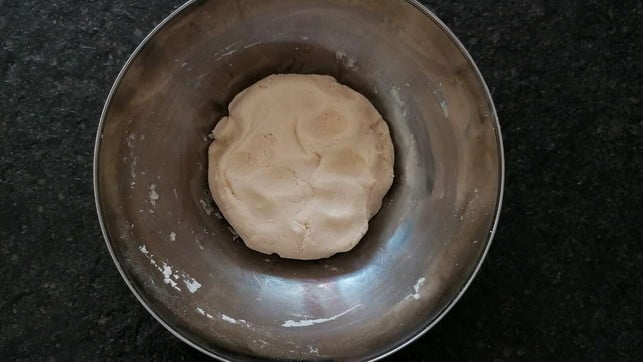 dav Vernknete den Teig gut.