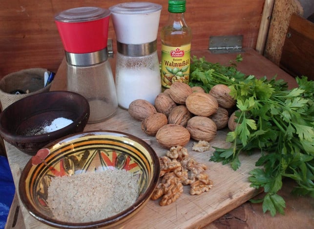 die-zutaten-fuer-das-walnuss-pesto-sind-walnuesse-p-pascal-thiele-utopia-231113_download Die Zutaten für das Walnuss-Pesto sind Walnüsse, Petersilie, Öl und ein paar Gewürze.