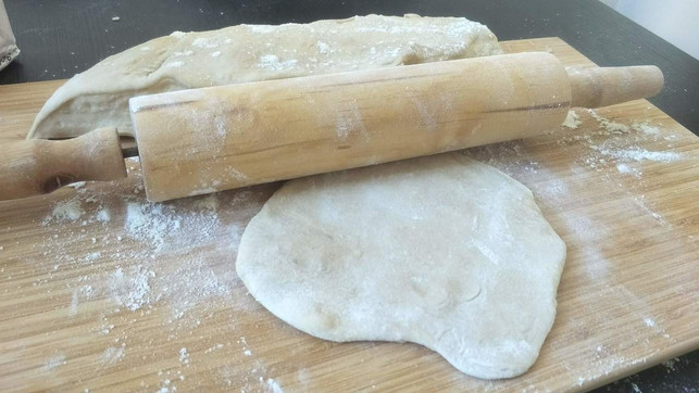 naan-brot-zu-kleinen-fladen-ausrollen-sven-christian-schulz-utopia-180715_download Naan Brot zu kleinen Fladen ausrollen.