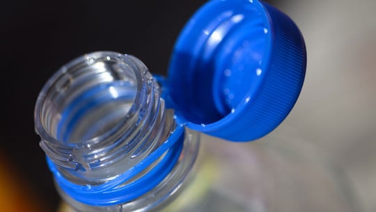 Ein Jahr Tethered Caps: Nervige Plastikplagen oder Retter der Umwelt? Tethered Caps