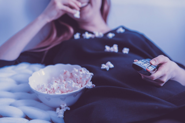 beim-binge-watching-neigen-wir-oft-dazu-nebenher-cc0-pixabay-jeshoots-com-200907_download Beim Binge-Watching neigen wir oft dazu, nebenher viele ungesunde Snacks zu konsumieren, ohne dabei den Geschmack in vollem Maße wahrzunehmen.