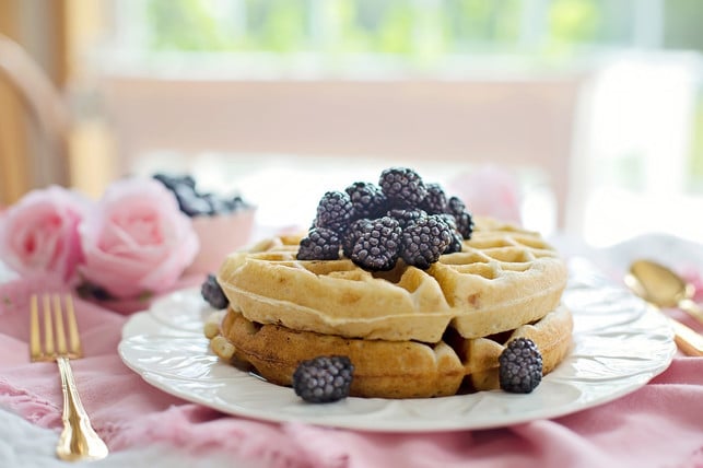 die-waffeln-kannst-du-mit-beeren-oder-ahornsirup-v-cc0-pixabay-jillwellington-240319_download-3 Die Waffeln kannst du mit Beeren oder Ahornsirup verfeinern.