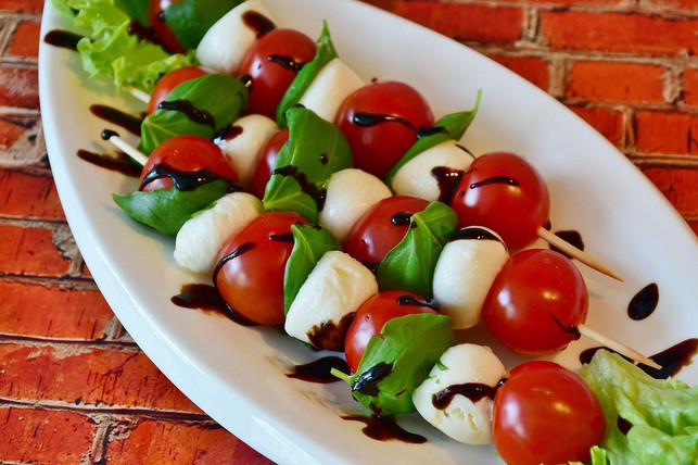 aceto-balsamico-passt-gut-zu-tomaten-mit-mozzarell-cc0-pixabay-ritae-220902_download Aceto Balsamico passt gut zu Tomaten mit Mozzarella und Basilikum.
