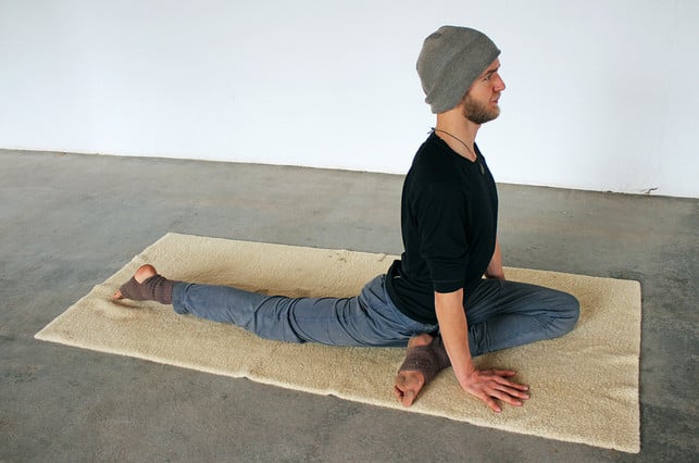 yoga-taube-in-der-basis-haltung-bleibt-der-ruecken-pascal-thiele-utopia-191220_download Yoga-Taube: In der Basis-Haltung bleibt der Rücken gerade aufgerichtet.