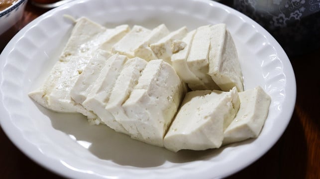 calciumsulfat-laesst-tofu-gaeren-und-macht-ihn-schni-cc0-pixabay-allybally4b-200216_download Calciumsulfat lässt Tofu gären und macht ihn schnittfest.