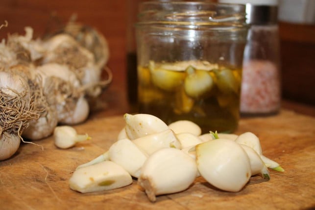 fuer-knoblauchpaste-brauchst-du-neben-olivenoel-und-pascal-thiele-utopiade-190123_download Für Knoblauchpaste brauchst du neben Olivenöl und Salz vor allem eins: jede Menge Knoblauch.