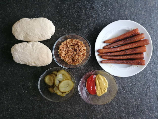 der-letzte-schritt-bis-zu-den-fertigen-carrot-dogs-mia-stremme-utopia-210723_download Der letzte Schritt bis zu den fertigen Carrot Dogs.