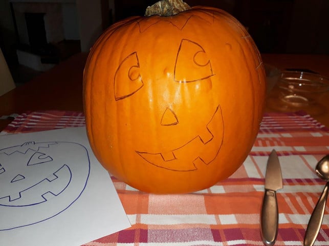 zeichne-die-formen-die-du-schnitzen-willst-auf-d-maren-fischer-utopia-181026_download Zeichne die Formen, die du schnitzen willst, auf den Kürbis.