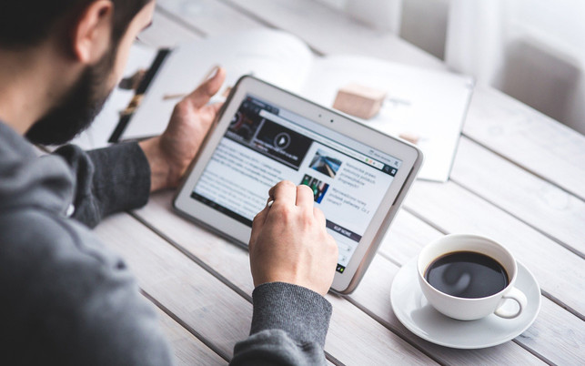 Mann-mit-iPad-pb-Karolina-Grabowska-pixabay-20210304-1280x800 Mann mit iPad und Kaffeetasse