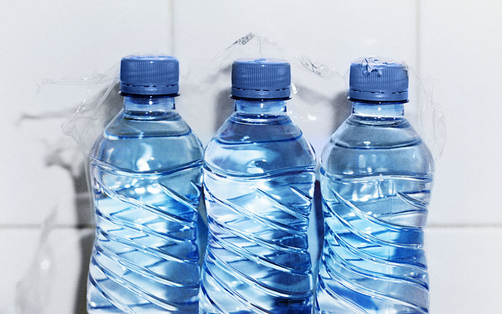 Wie ungesund ist Wasser aus Plastikflaschen? –