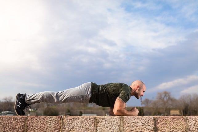 Planks strengthen your stomach and chest and lead to a straighter back - which is why they are suitable as a hollow back exercise.