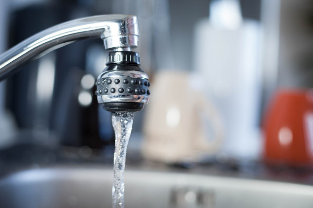 statt-abgefuelltem-wasser-kannst-du-in-deutschland-cc0-pixabay-khaligo-230320_download Statt abgefülltem Wasser kannst du in Deutschland auch einfach das Wasser aus der Leitung trinken.