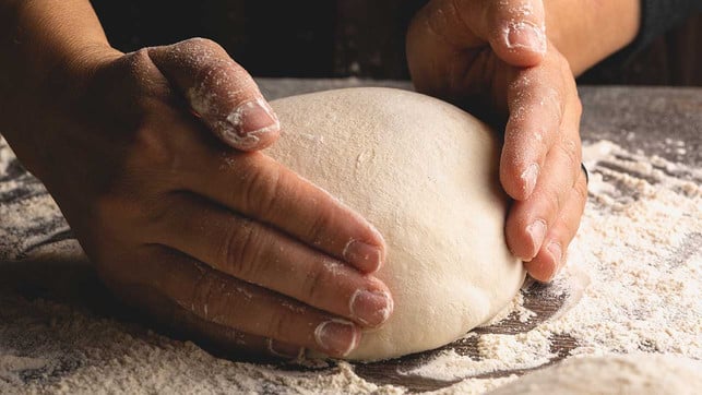 hefeteig-kühlschrank-e-skylerewing-230808-1280x720 Wer Brot selbst backt, weiß: Hefe- und Sauerteig brauchen Zeit zu ruhen.