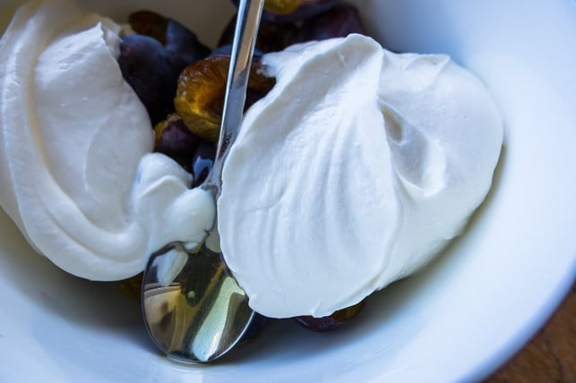 statt-creme-fraiche-kannst-du-quark-in-kalte-suesssp-cc0-pixabay-didgeman-231120_download Statt Creme-Fraiche kannst du Quark in kalte Süßspeisen mischen.