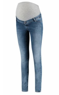 umstandsmode-jeans-love2wait-220518-1280x800.jpg Eine Jeans wird mit einem breiten elastischen Bund zur Umstandsmode.