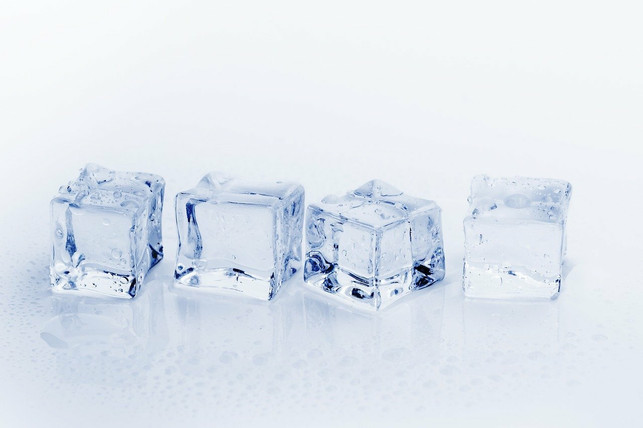 friere-deine-kokosmilch-am-besten-in-form-von-eisw-cc0-pixabay-bru-no-211105_download Friere deine Kokosmilch am besten in Form von Eiswürfeln ein. So hast du gleichmäßige Portionen und kannst sie beim Auftauen gut dosieren.