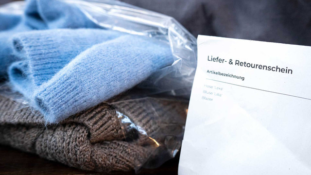 Warum die Zahl der Retouren nicht sinkt: Diese Artikel machen 90 Prozent aus Zwei zusammengefaltete Strickpullover in blauer und brauner Farbe, verpackt in einer transparenten Plastiktüte, daneben ein Lieferschein mit der Überschrift "Liefer- & Retourenschein" und einer Liste von Artikelbezeichnungen.