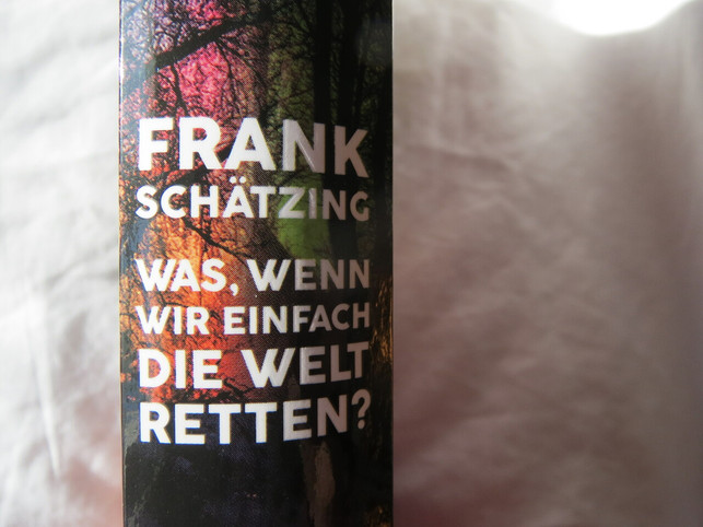 in-seinem-neuen-buch-will-schaetzing-uns-dazu-ermun-utopia-leonie-barghorn-210427_download In seinem neuen Buch will Schätzing uns dazu ermuntern, selbst zu Klimaschützer:innen zu werden.