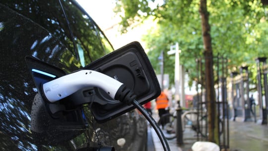 eauto-laden-stadt-us-andrewroberts-250204 Auf E-Auto umsteigen: wann es sich lohnt