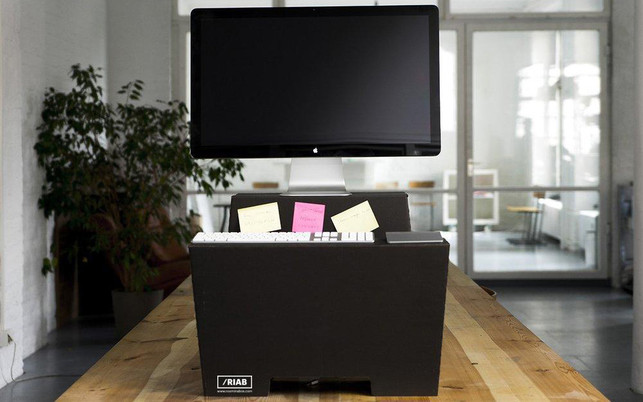 home-office-ausstattung-stehpult-z-Roominabox-201112-1000x625 Stehpult aus Pappe