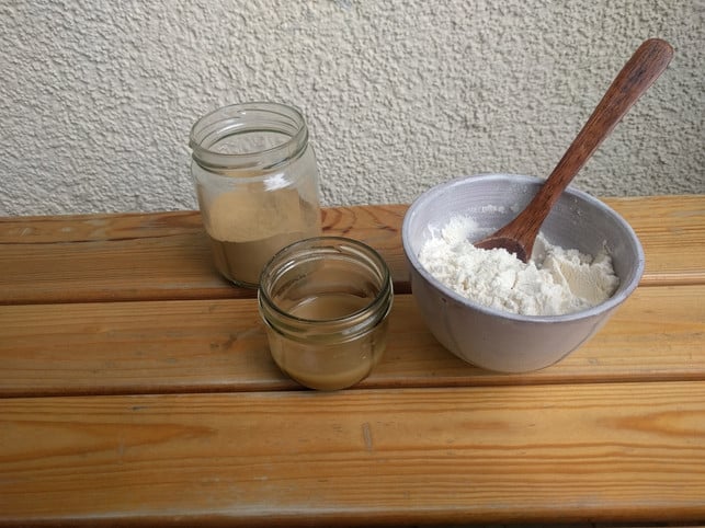 maismehl-und-heilerde-saugen-schweiss-auf-melanie-hagenau-utopia-180706_download Maismehl und Heilerde saugen Schweiß auf und behandeln daher Hitzepickel.