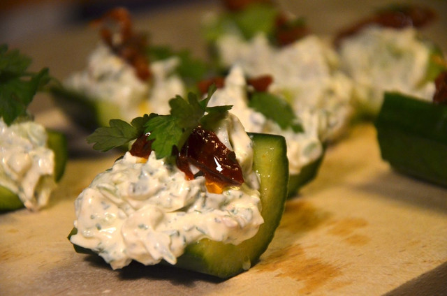 Cucumber stuffed with quark gives a light and fresh taste.