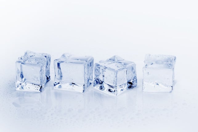 careful-insert-koenneiswuerfel-head-to-head-pixabay-bru-no-230723_Download Used carefully, ice cubes can act as an immediate measure by heat.
