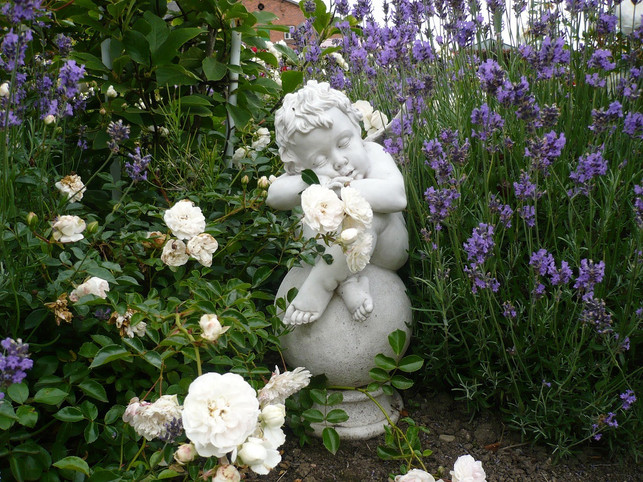gartendeko-sollte-im-winter-reingeholt-werden-cc0-pixabay-basdorf-220314_download Gartendeko solltest du im Winter nicht in deinem romantischen Garten stehen lassen.