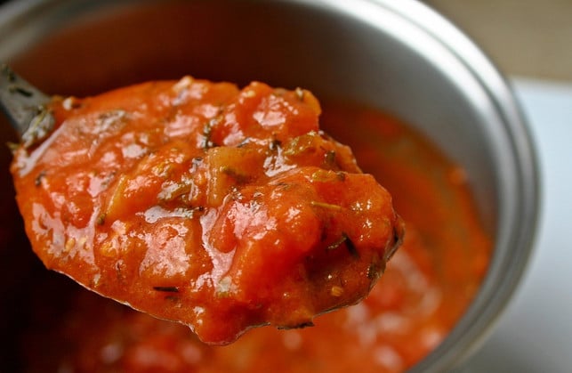 reste-von-ketchup-passen-sehr-gut-in-die-tomatenso-cc0-pixabay-catkin-201111_download Reste von Ketchup passen sehr gut in die Tomatensoße.
