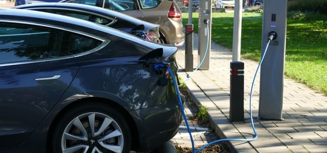 E-Autos beim Laden an einer Ladesäule