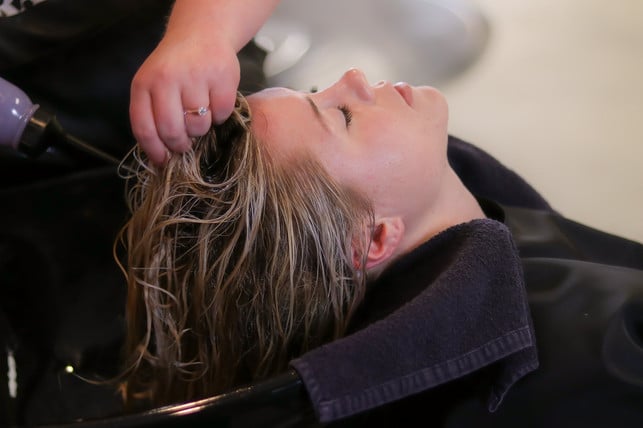 um-dein-haar-schonend-mit-keratin-zu-glaetten-soll-cc0-pixabay-socialbutterflymmg-190607_download Um dein Haar schonend mit Keratin zu glätten, solltest du am besten zum Friseur gehen.