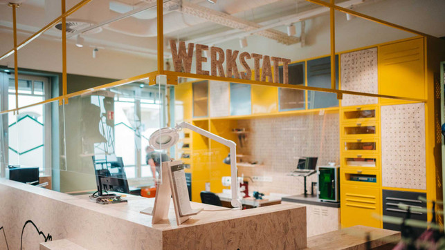 Presssefoto_Globetrotter-Werkstatt-Augsburg_Foto-Globetrotter-scaled_1920x1080 Nachhaltige Outdoor-Ausrüstung kann repariert werden, wie hier in der Werkstatt von Globetrotter in Augsburg