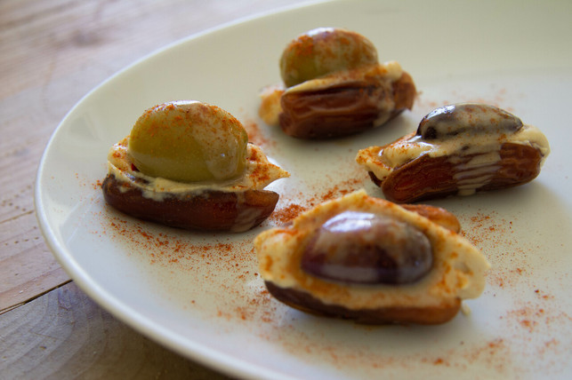 gefuellte-datteln-mit-humus-und-oliven-sind-nur-ein-daniela-staberutopiade-210920_download Gefüllte Datteln mit Humus und Oliven sind nur eine von vielen Möglichkeiten für die herzhafte Variante des Snacks.