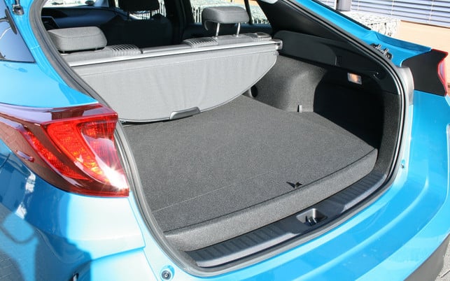 Toyota Prius Plug-In Test Kofferraum Für ein Hybrid-Elektroauto kein schlechter Kofferraum