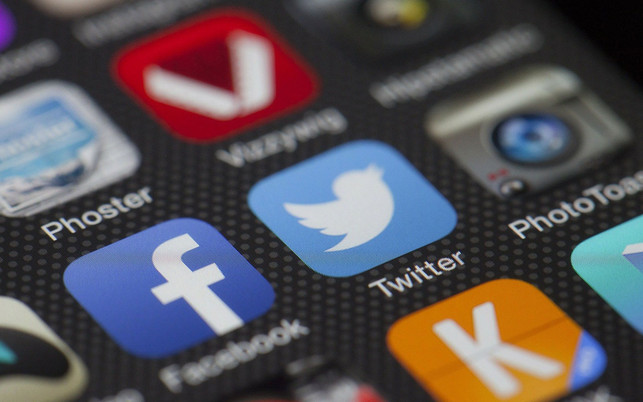 twitter-und-facebook-pg-Thomas-Ulrich-pixabay-20210304-1280x800 Facebook und Twitter App auf dem Handydisplay