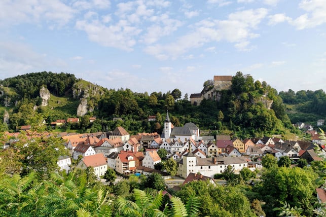 pottenstein-in-der-fraenkischen-schweiz-ist-per-zug-cc0--pixabay--geoworld-251026_download Pottenstein in der Fränkischen Schweiz ist per Zug gut von Nürnberg aus zu erreichen.