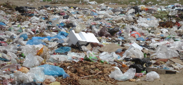 Plastikmüll im Meer und am Strand