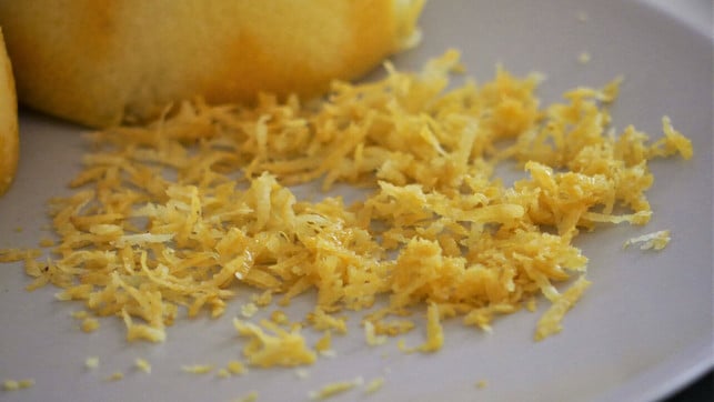 lege-den-zitronenabrieb-zum-trocknen-auf-einen-tel-sven-christian-schulz-utopia-210521 Lege den Zitronenabrieb zum Trocknen auf einen Teller.