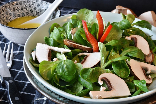 runde-die-marinade-fuer-den-salat-mit-marmeladerest-cc0-pixabay-ritae-201111_download Runde die Marinade für den Salat mit Marmeladeresten ab.
