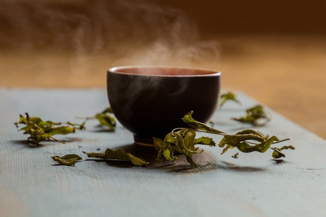 gruentee-enthaelt-sekundaere-pflanzenstoffe-und-ist-a-cc0-pixabay-teefarm-220202_download Grüntee enthält sekundäre Pflanzenstoffe und ist als Lebensmittel deshalb gut fürs Herz.