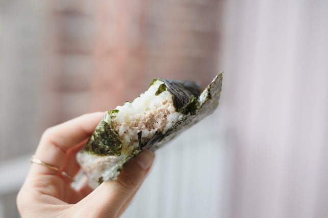 onigiri-kannst-du-auf-verschiedene-weisen-fuellen-u-samia-liamani-unsplash-200624_download Onigiri kannst du auf verschiedene Weisen füllen und anrichten.