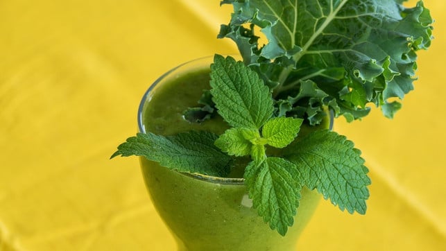 ein-erfrischender-smoothie-ist-eine-tolle-moeglichk-cc0-pixabay-monikabaechler-210721_download Ein erfrischender Smoothie ist eine tolle Möglichkeit Grünkohl roh zu genießen.