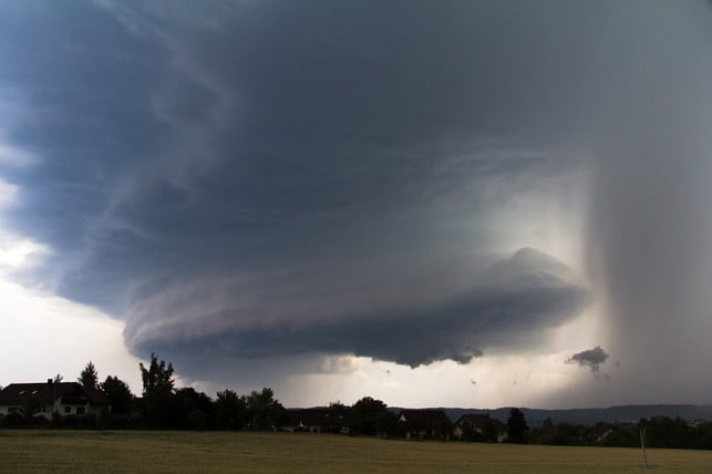 bei-einer-superzelle-sind-aufwindbereich-links-u-cc0-pixabay-dertobisturmjagd-230924_download Bei einer Superzelle sind Aufwindbereich (links) und Abwindbereich (rechts) klar voneinander getrennt.